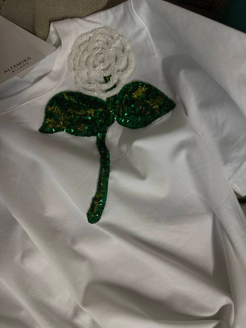 t-shirt bianca con fiore