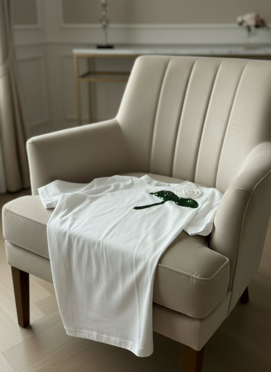 t-shirt bianca con fiore